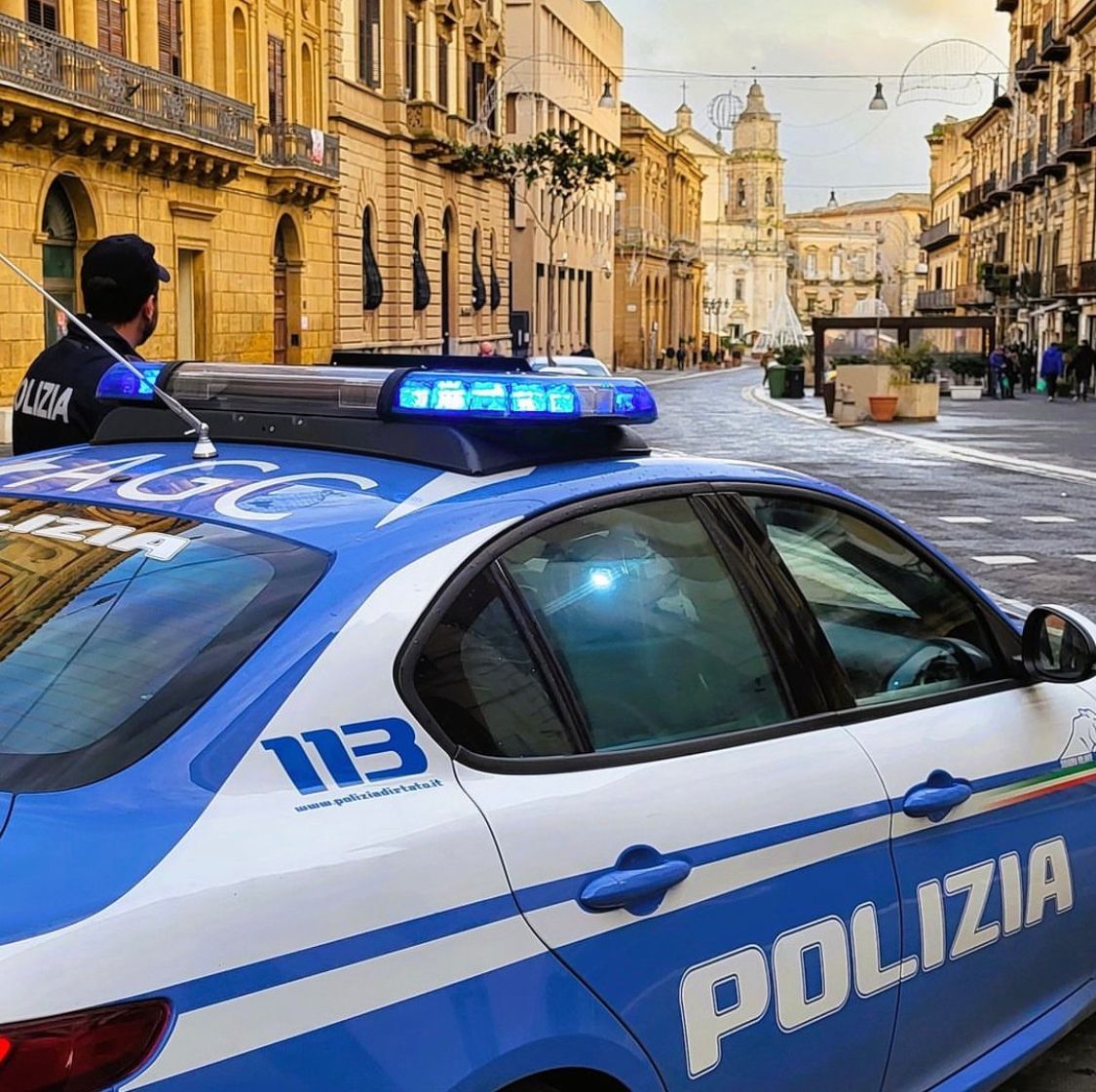 Uccide la madre a coltellate al culmine di una lite
