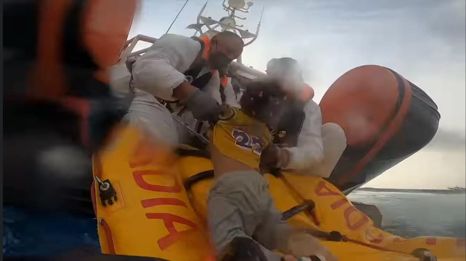 Naufraga un gommone: recuperati 6 morti, si cercano 40 dispersi