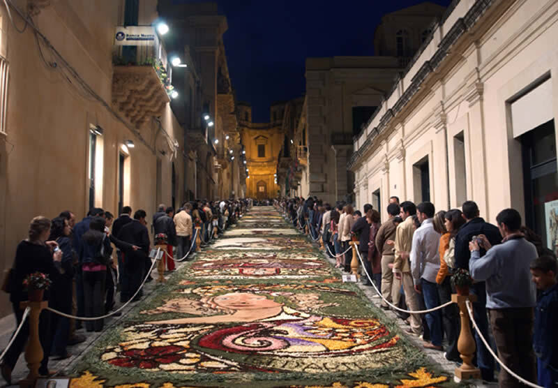 Si scaldano i motori dell’Infiorata di Noto