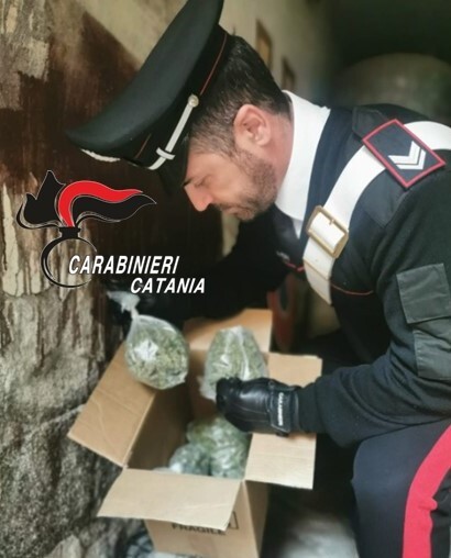 Consegna di droga in sella al motorino, arrestati 2 pusher dai Carabinieri