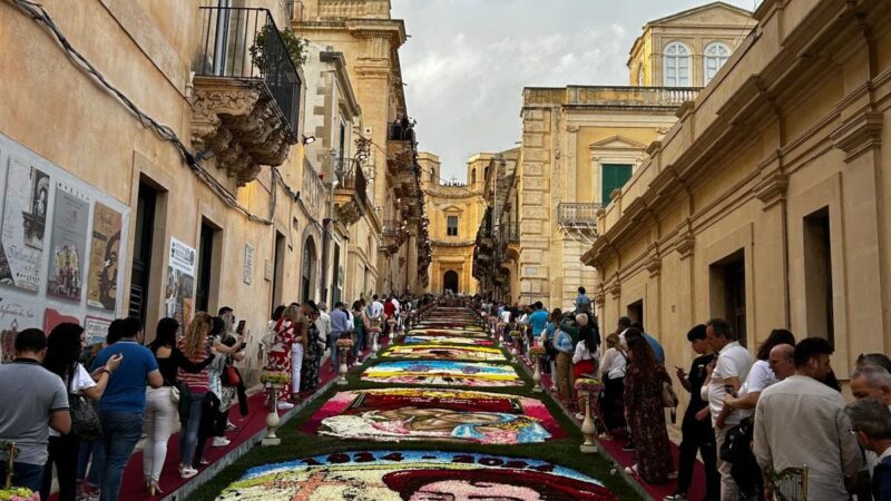La 45esima Infiorata ed il Corteo barocco: a Noto grande fasto e bellezza