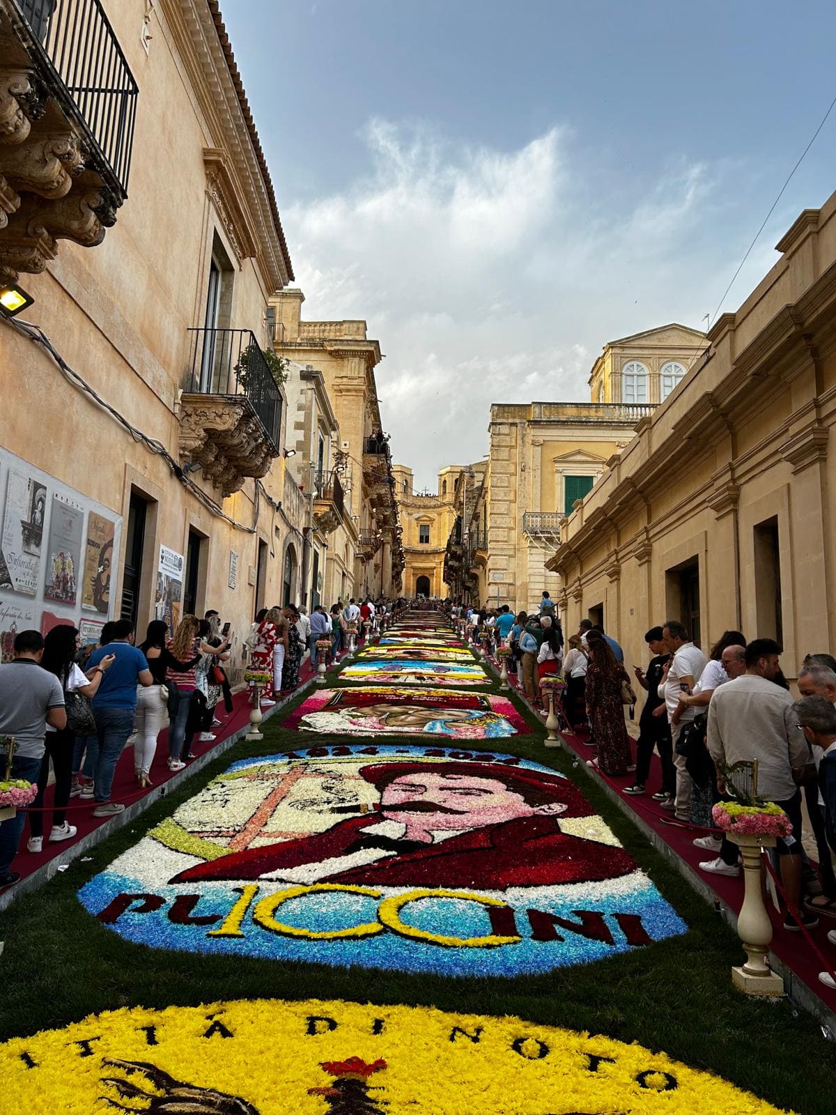 La 45esima Infiorata ed il Corteo barocco: a Noto grande fasto e bellezza