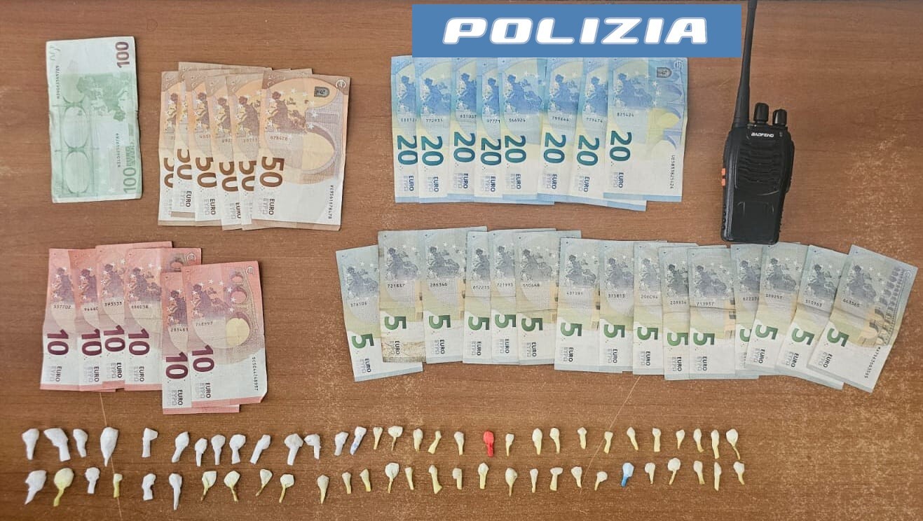 Scappa sui tetti, arrestato dalla Polizia con 60 dosi di cocaina