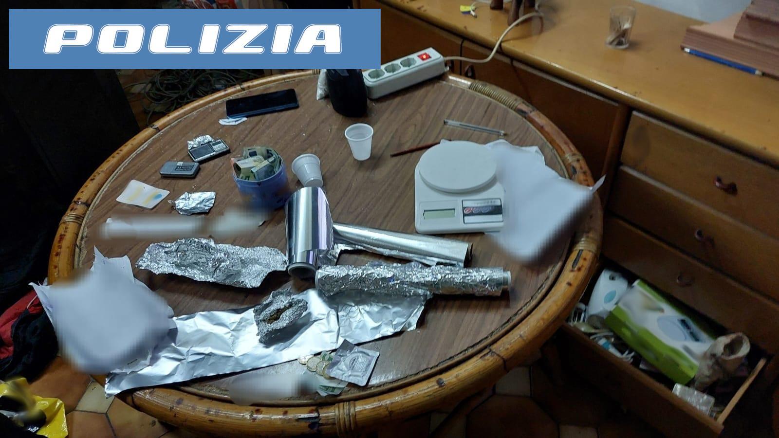 Smantellata centrale dello spaccio e sala giochi illegale dalla Polizia