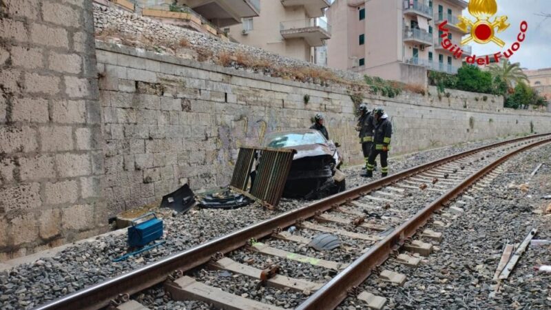 Volo di 6 metri per un’auto che finisce sui binari della ferrovia di Ragusa