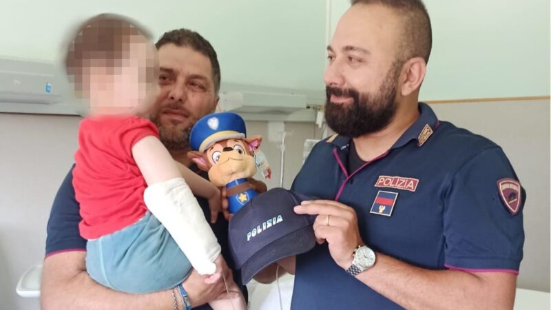 Bimbo di 18 mesi non respira, salvato dalla Polizia e dalla Croce rossa