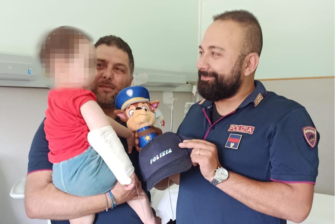 Bimbo di 18 mesi non respira, salvato dalla Polizia e dalla Croce rossa