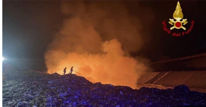 Maxi incendio nella discarica di Bellolampo