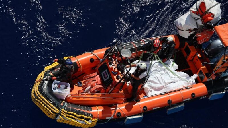 Tragedia continua nel mediterraneo, 11 cadaveri di migranti a Lampedusa
