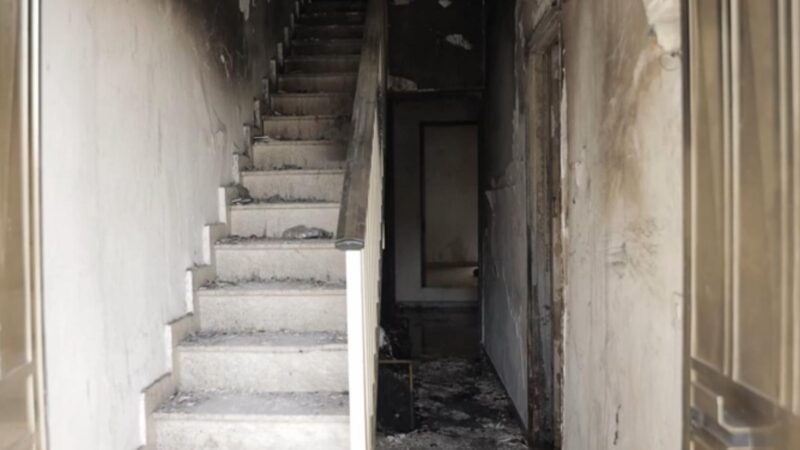 Tunisino appicca il fuoco alla casa dei familiari: gravissimi padre e sorelle, morta la madre