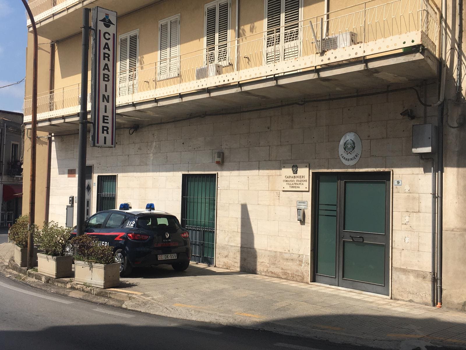 Rubano carburante dalle auto in sosta, arrestati due 40enni