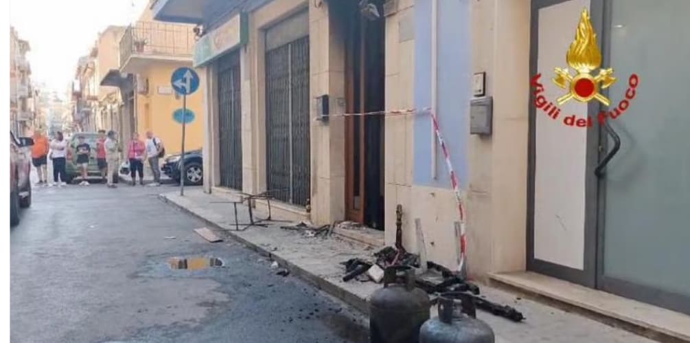 Appicca il fuoco dopo esser stato lasciato, tratta in salvo donna 35enne a Vittoria