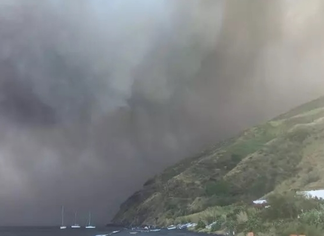 Nube di cenere dallo Stromboli