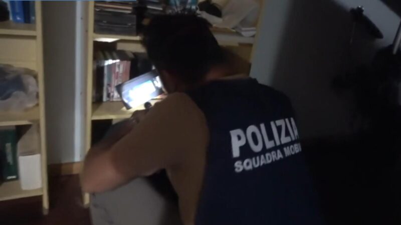 Soldi e caramelle in cambio di atti sessuali, domiciliari per dipendente di un istituto di cura