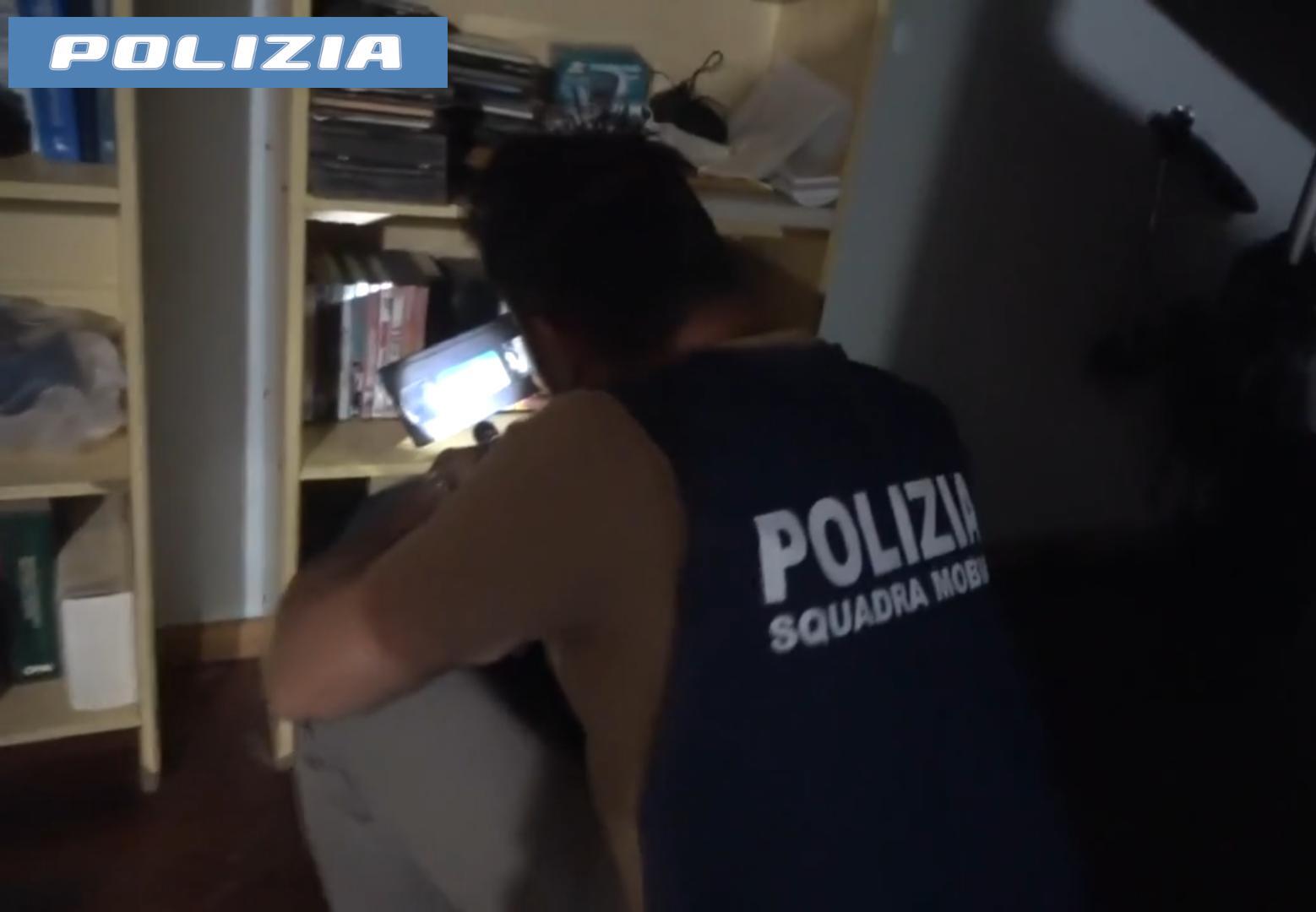 Soldi e caramelle in cambio di atti sessuali, domiciliari per dipendente di un istituto di cura