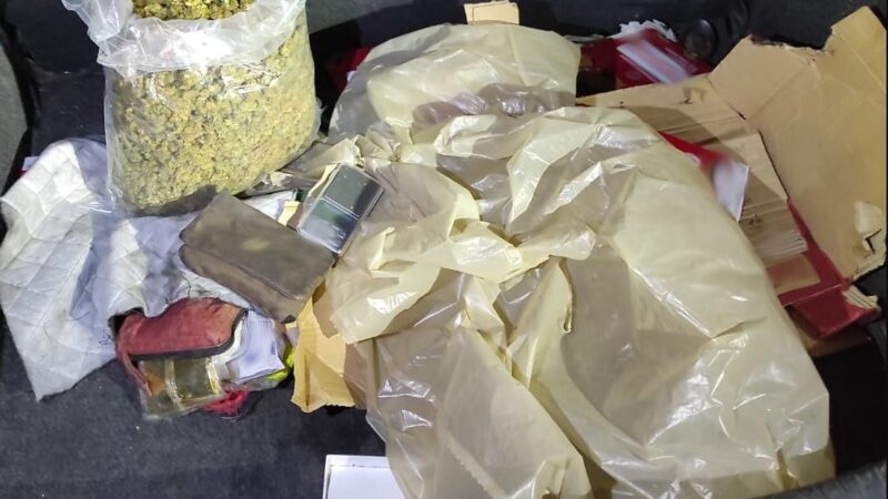 In giro con 1 Kg di Marijuana nel cofano, arrestato 25enne dalla Polizia