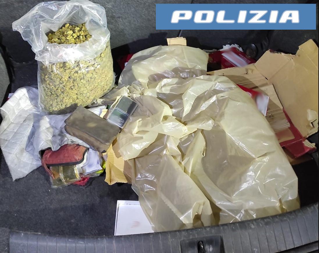In giro con 1 Kg di Marijuana nel cofano, arrestato 25enne dalla Polizia