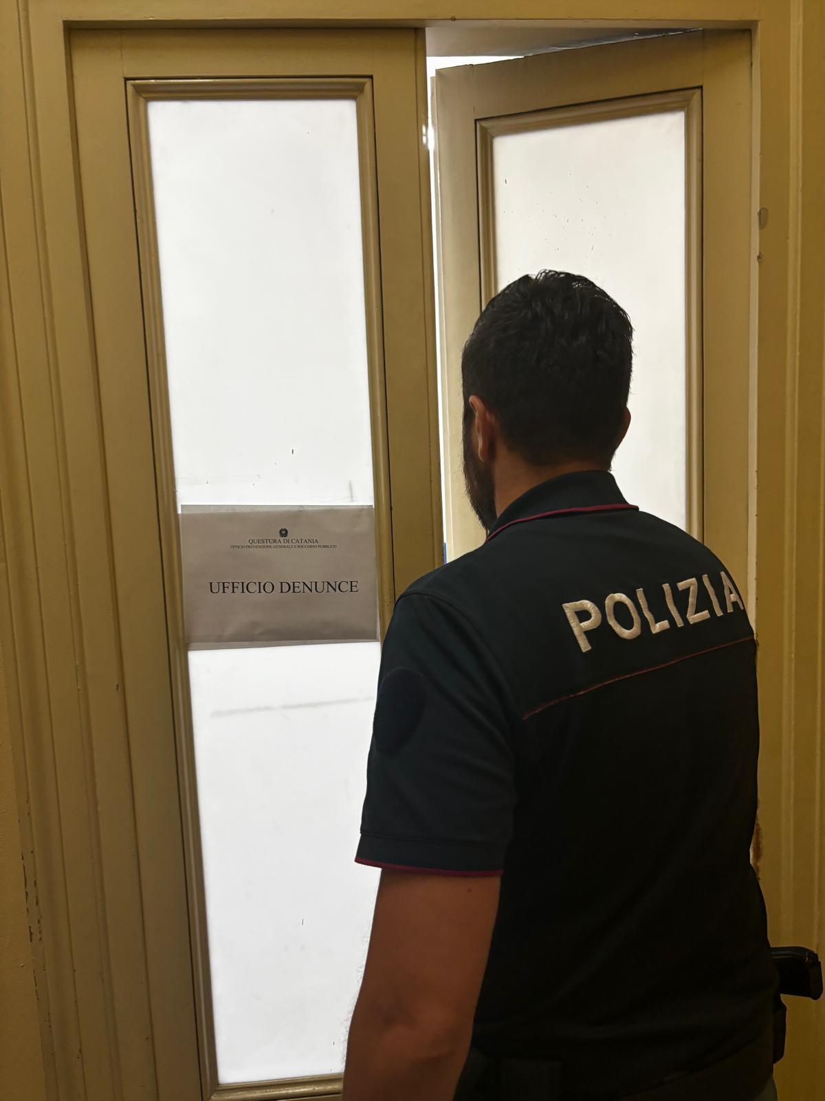 Va a fare denuncia, ma approfitta dell’attesa per fumarsi uno Spinello