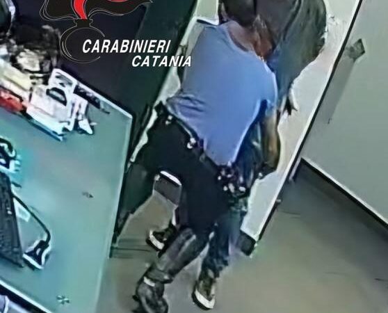 Assalta una farmacia, ma viene neutralizzato da un cliente e dai Carabinieri