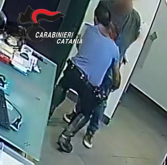 Assalta una farmacia, ma viene neutralizzato da un cliente e dai Carabinieri
