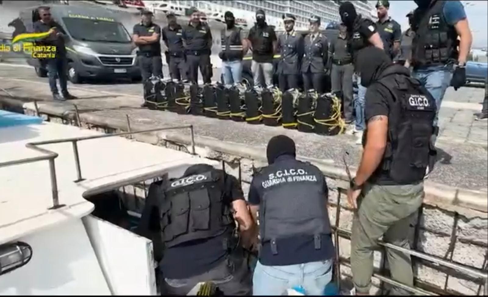 Droga in colli galleggianti nel tratto di mare tra Catania e Ragusa, l’operazione della Gdf
