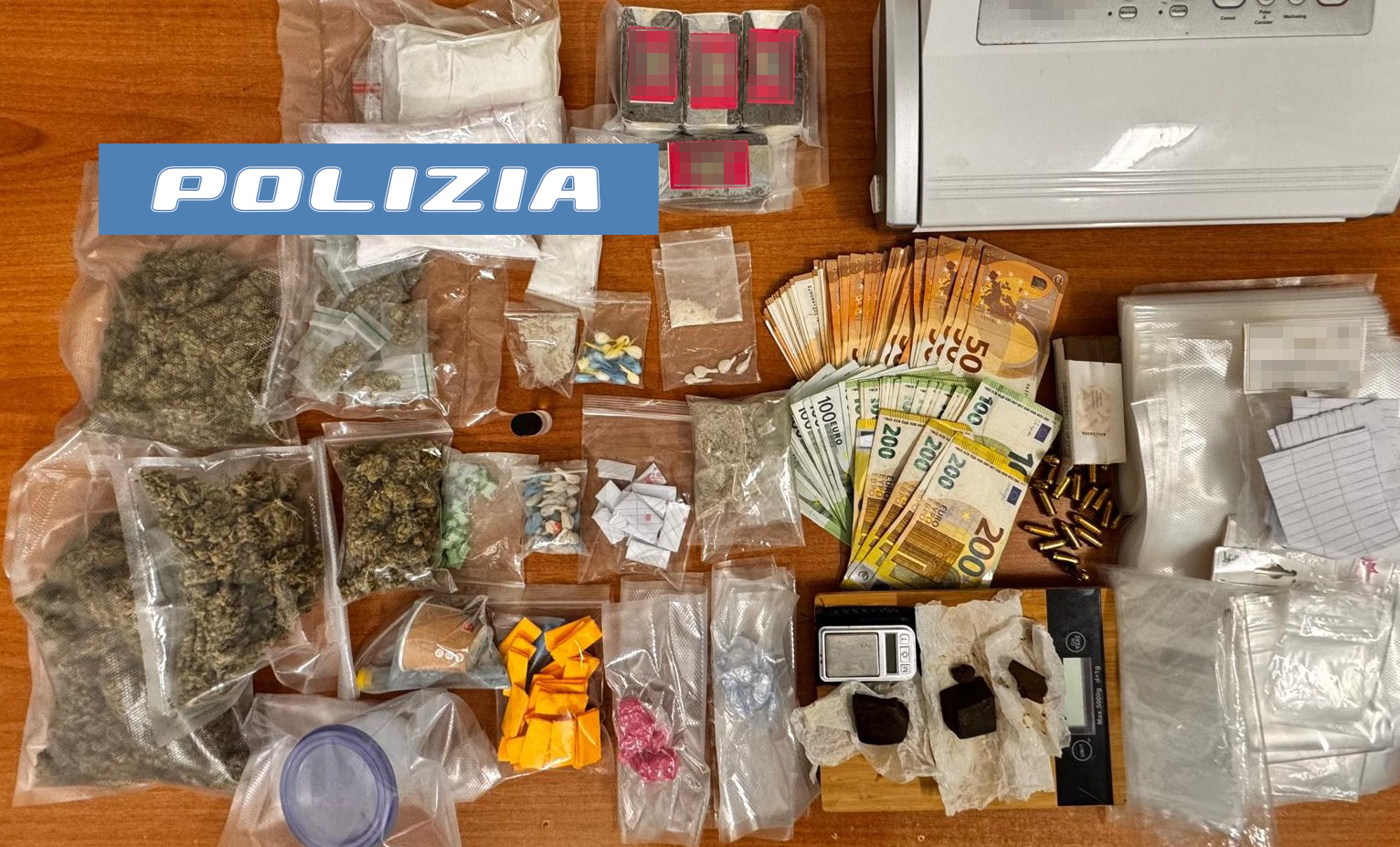 Market della Droga: sequestrati stupefacenti, armi illegali e 9mila euro