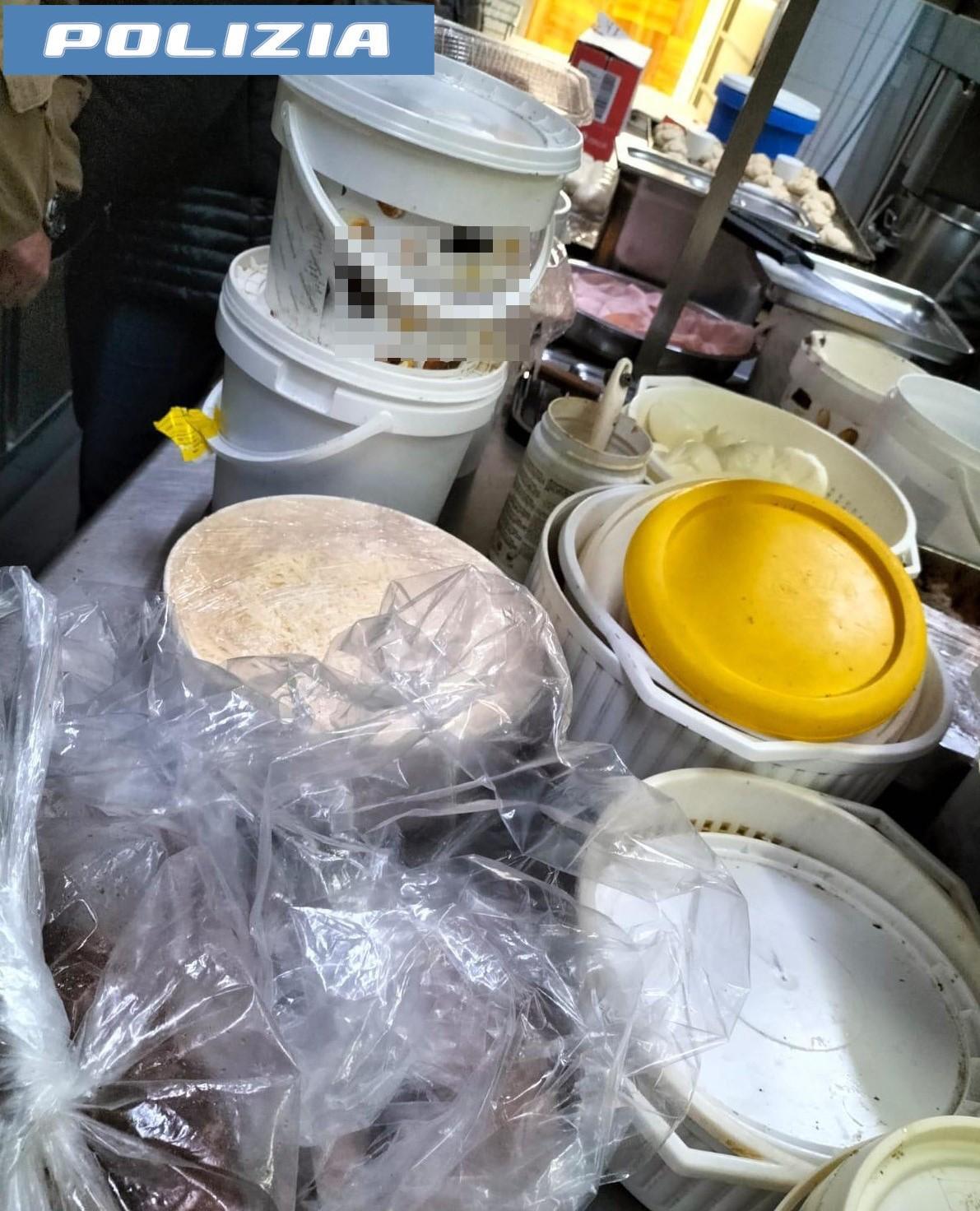 Alimenti in cattivo stato di conservazione: controlli serrati della Polizia nei giorni di festa