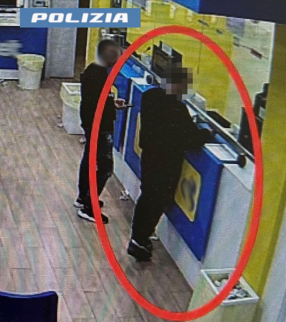 Coppia ruba bancomat e lo utilizza per sigarette e scommesse