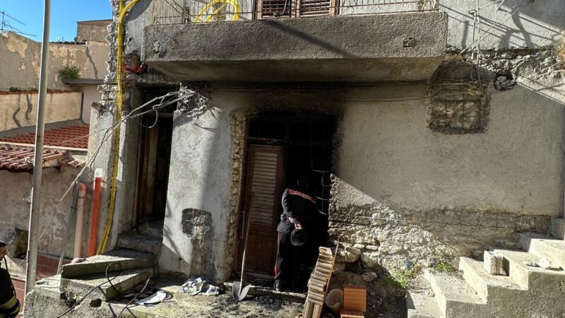Abitazione in fiamme, salvati due bambini