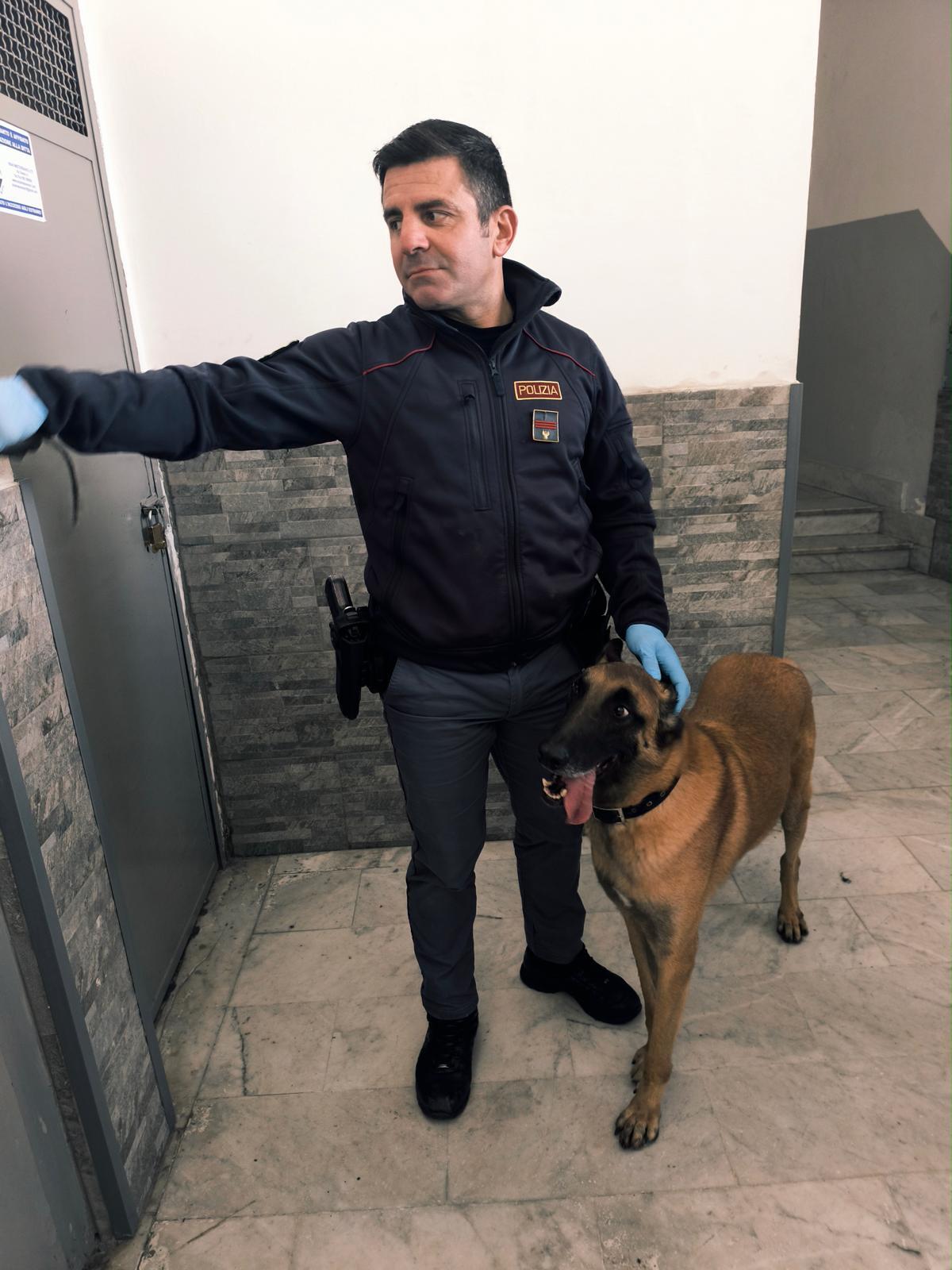 Confezionava la droga davanti ai figli piccoli: arrestato pusher