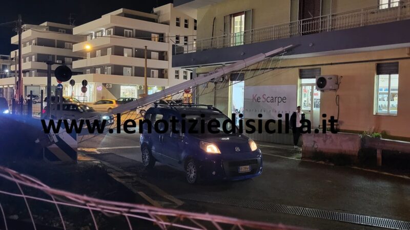 Auto bloccata nel passaggio a livello a Scicli: conducente fortunatamente illeso-GUARDA IL VIDEO