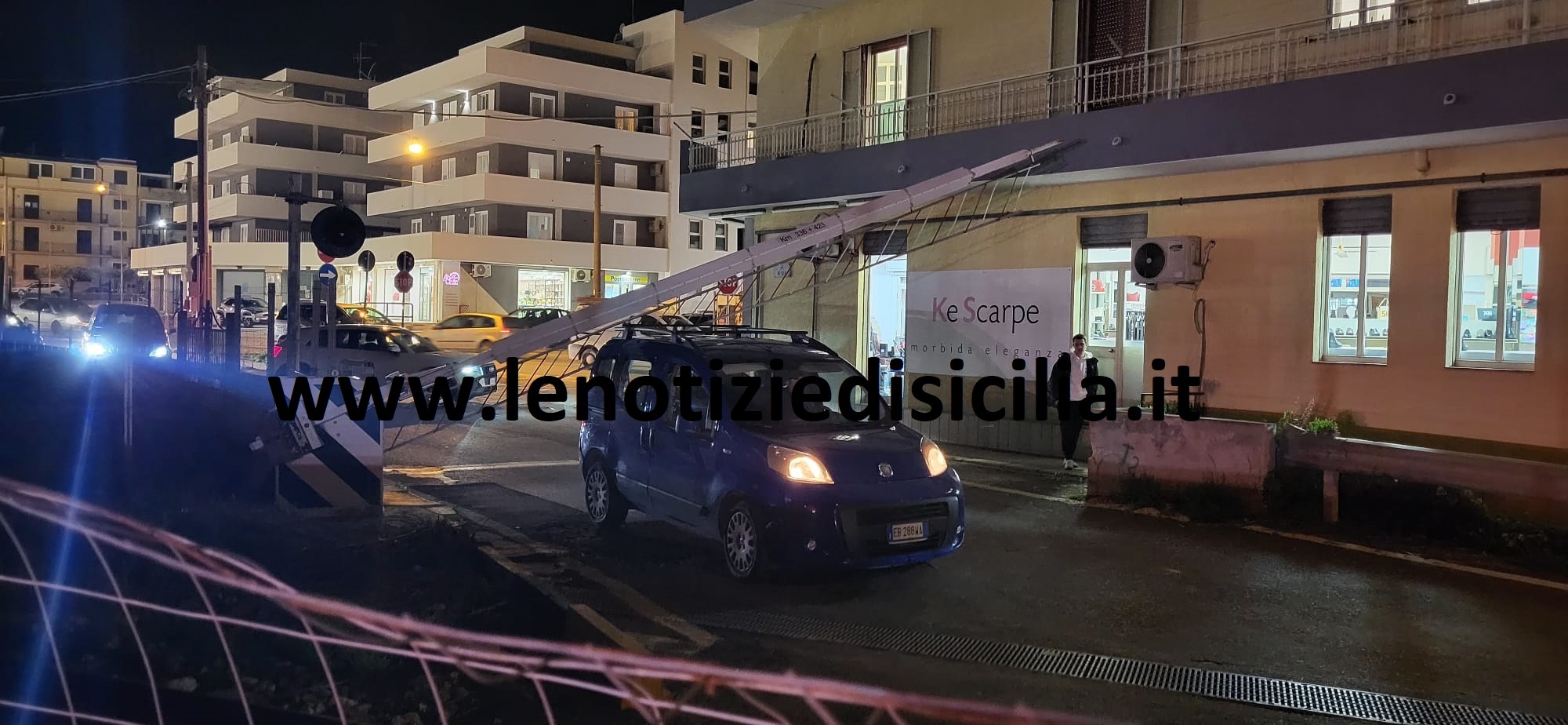 Auto bloccata nel passaggio a livello a Scicli: conducente fortunatamente illeso-GUARDA IL VIDEO