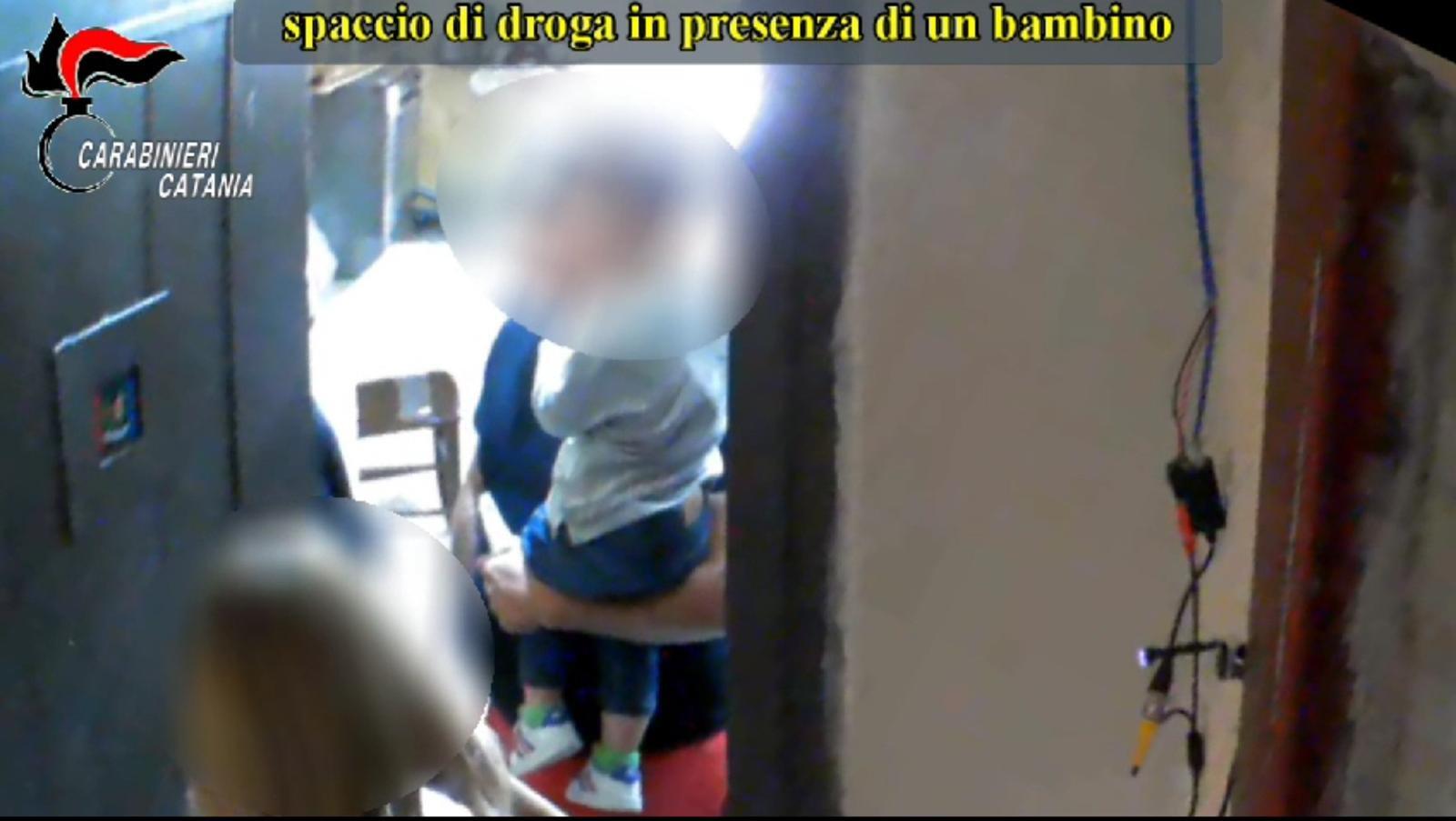 Spacciavano Droga anche con il figlio in braccio: smantellata Piazza di spaccio