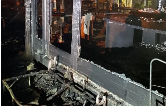 Scoppia incendio in un ristorante: le fiamme si sarebbero propagate durante una serata