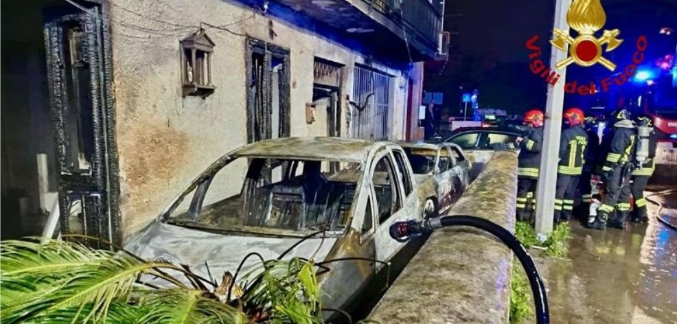 Terribile incendio: auto avvolte dalle fiamme, evacuata una palazzina