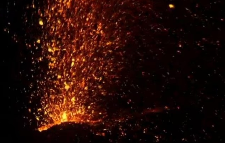 L’Etna si risveglia: attività stromboliana da diverse bocche del cratere di Sud-est
