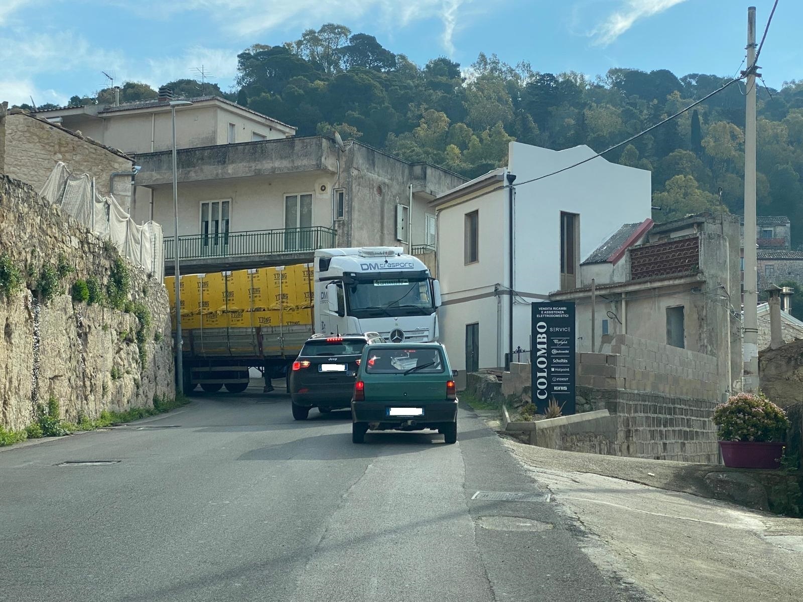 Centro storico di Modica invaso dai Tir: situazione insostenibile tra smog e traffico in Tilt