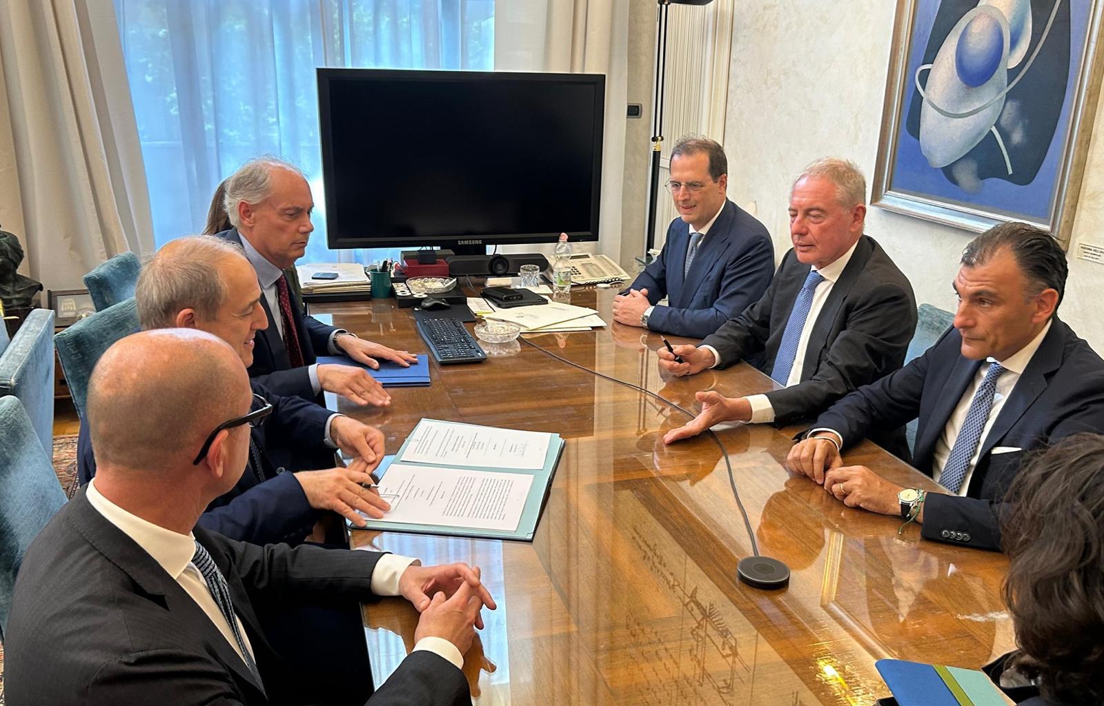 STMicroelectronics: firmato a Roma contratto di sviluppo per il nuovo impianto a Catania