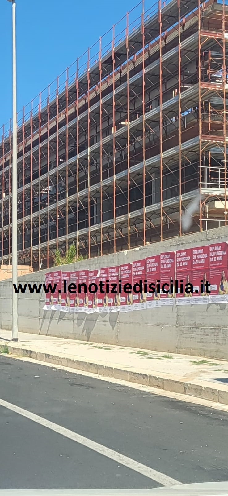Regna l’anarchia totale: affissione selvaggia a Marina di Ragusa