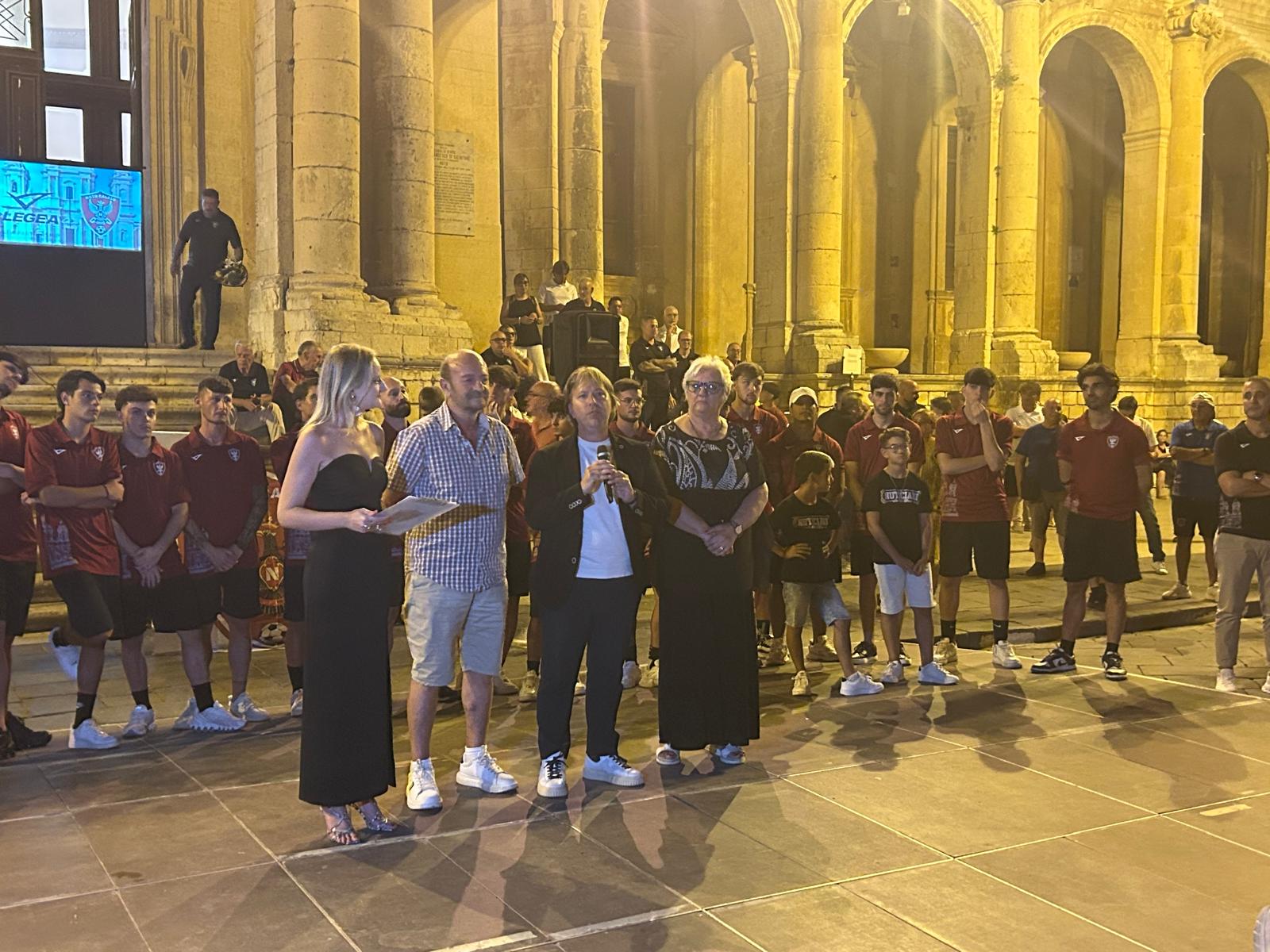 Notte Granata, il Noto Calcio abbraccia la città: presentata la rosa della nuova stagione